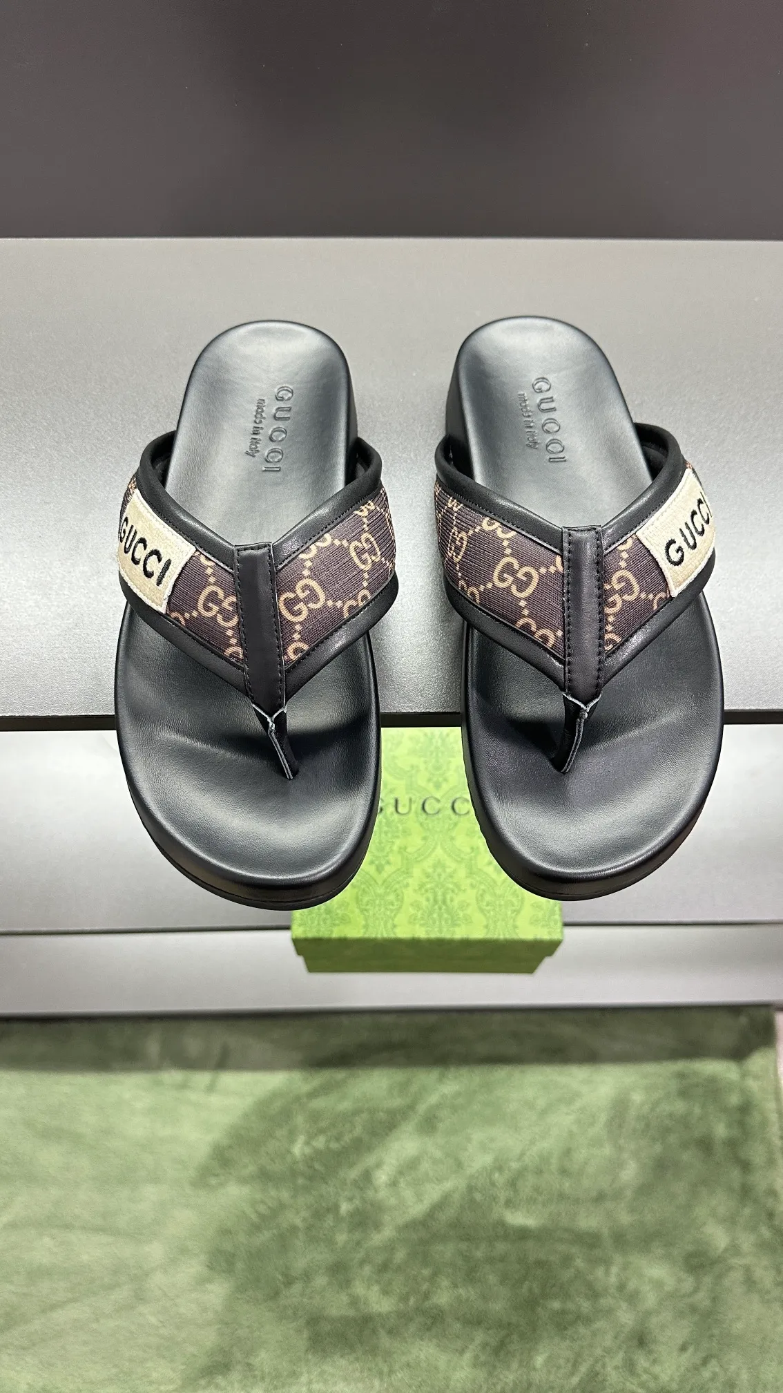 [G Family Couple Style] P: 300💰Female size 36~40 Men's size 39~45, (46. Custom-made Unisex GG slippers This slipper is made of GG polyester fiber and is decorated with a Gucci label on the front, adding a striking logo feel to the style. Beige GG recycled polyester fiber Unisex leather trim "Gucci Made in Italy" embroidered label Rubber sole Flat Made in Italy